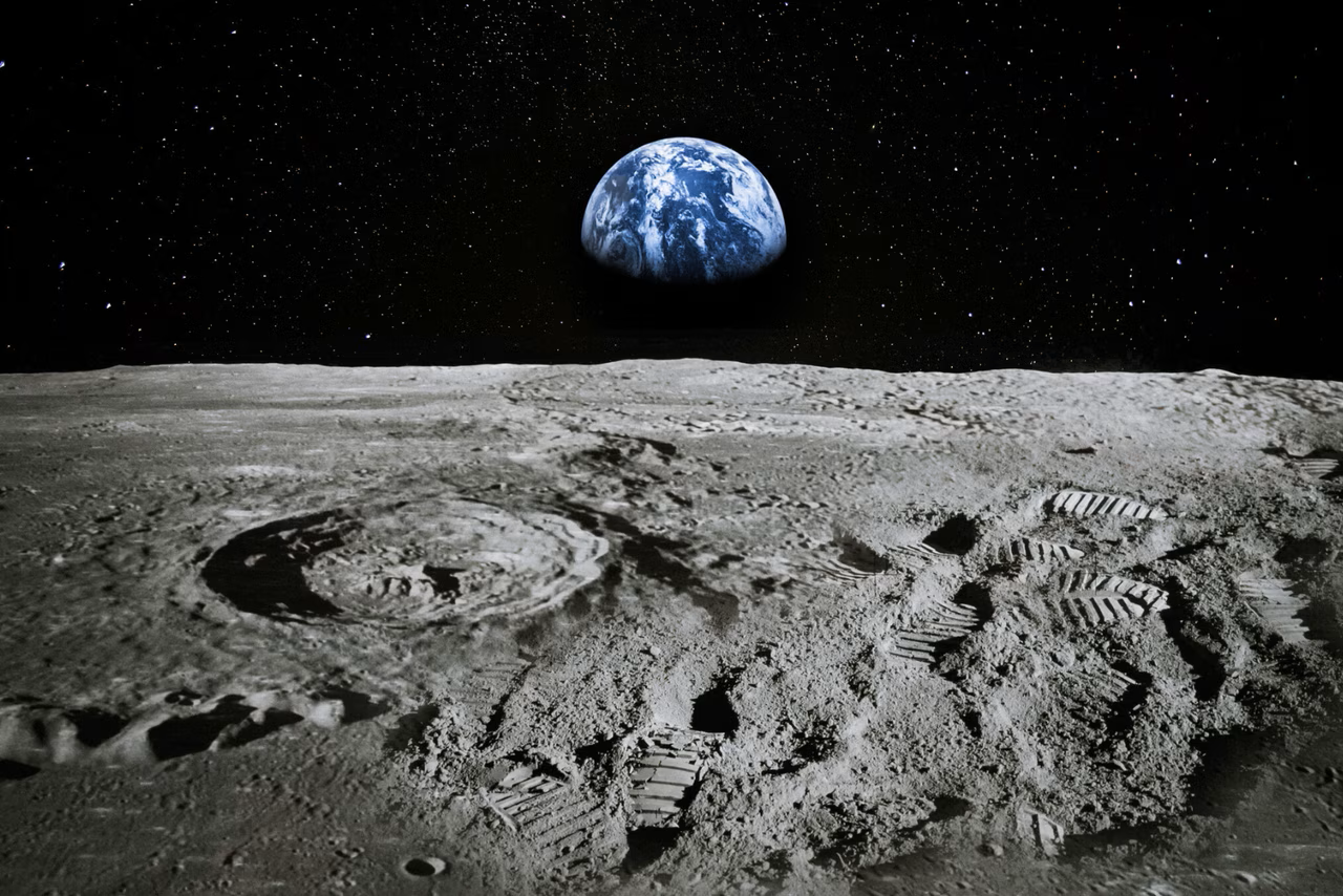 La Terre au-dessus de l'horizon lunaire, empreintes de pas au premier plan